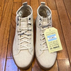 Never worn Tom’s Chukka canvas. Natural Oxford/Gum soles